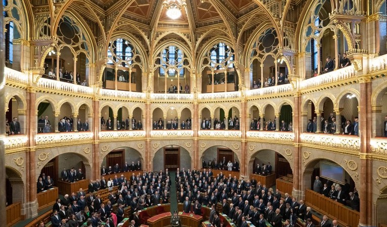 Hungarian  new Parliament holds the first session