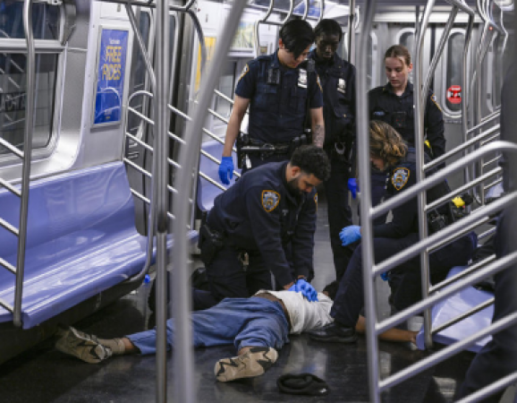 Man killed by chokehold was restrained by New York City tube riders