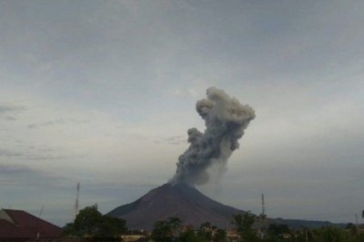 Indonesia: Mount Sinabung erupts, ashes thrown 2,000 meters from peak