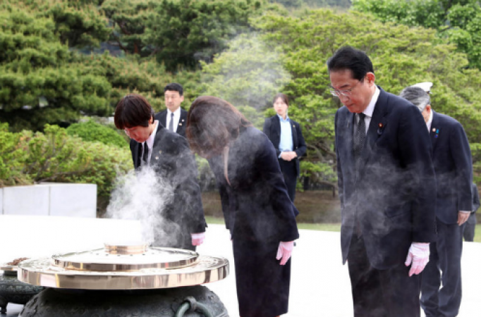 Japan's prime minister arrives in South Korea for historic talks