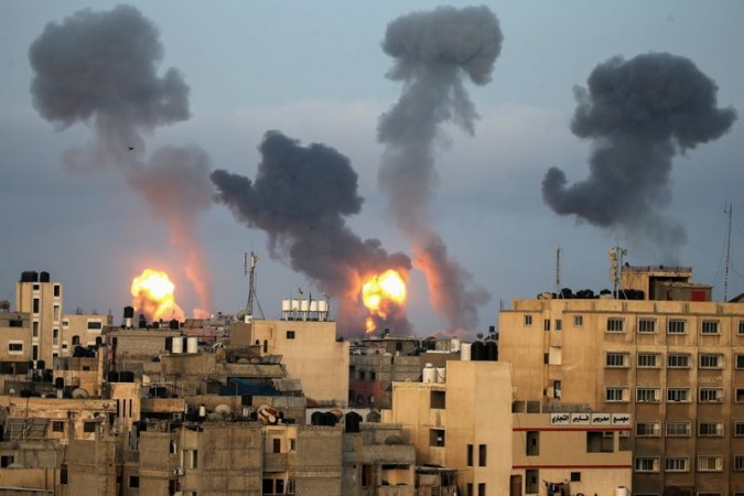 इसराइल और हमास ने की हवाई बमबारी, दर्जनों लोगों ने अपनी जान खोई