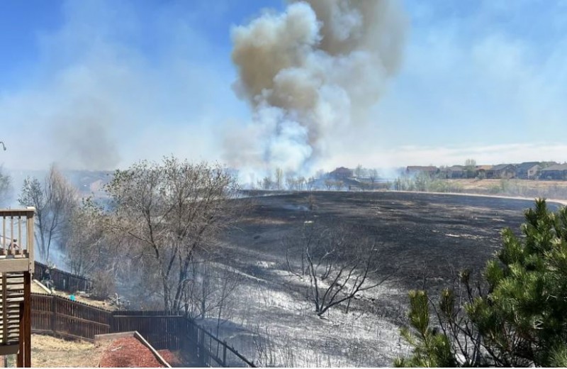 कोलोराडो  जंगल में  आग लगने  के कारण कई घर हुए खाक, लोगो को सुरक्षित बाहर निकला गया