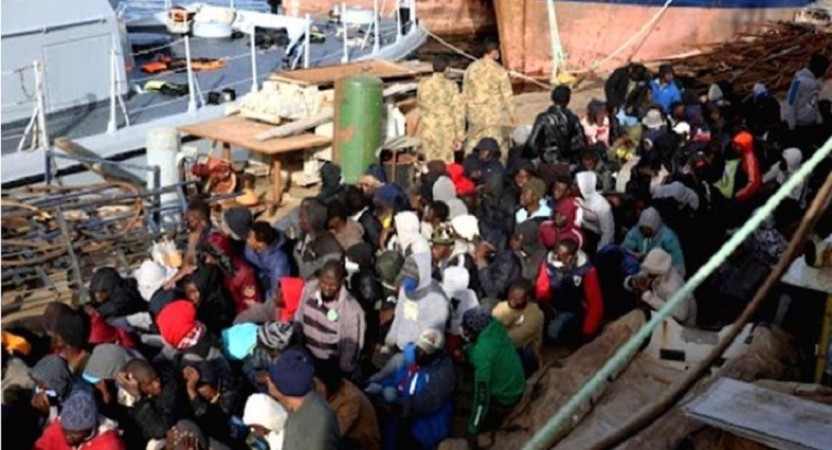 लीबिया के तटरक्षकों ने लगभग 1000 अवैध प्रवासियों को बचाया