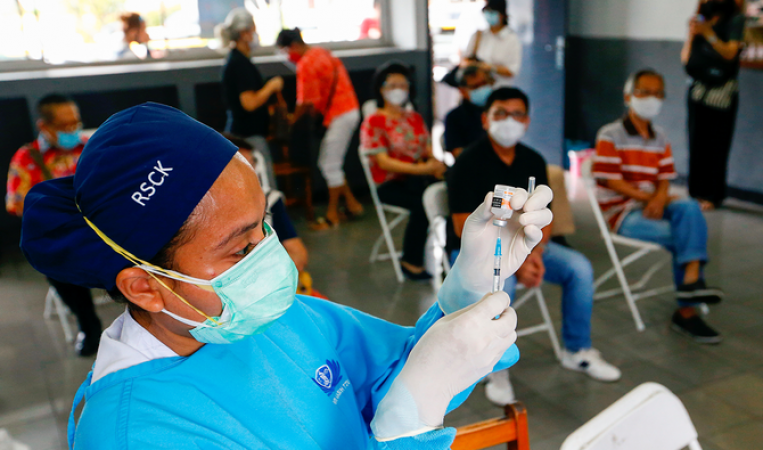 इंडोनेशिया ने चीनी टीकों का उपयोग कर निजी टीकाकरण योजना की शुरू