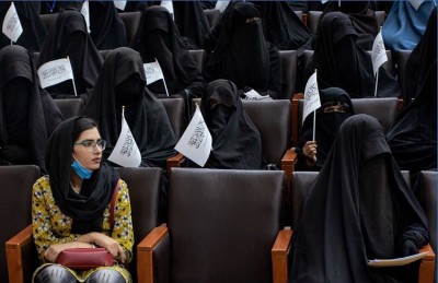 अफगानिस्तान: तालिबान ने संयुक्त राष्ट्र की महिला कर्मचारियों को हिजाब पहनने का आदेश दिया