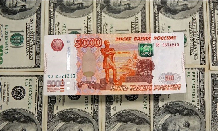रूसी रूबल , डॉलर के मुकाबले 7% से अधिक बढ़ गया