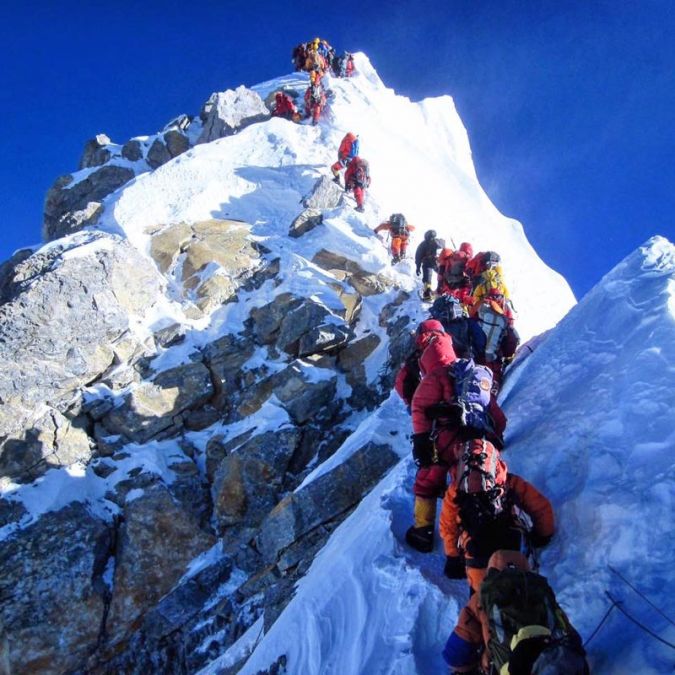 People queued to climb Mt.Everest! A sort of Traffic Jam