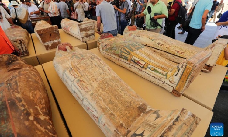 मिस्र ने सक्कारा में 250 ताबूतों और 150 मूर्तियों की खोज की घोषणा की