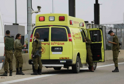 Three Israelis are stabbed by a Palestinian in West Bank settlement