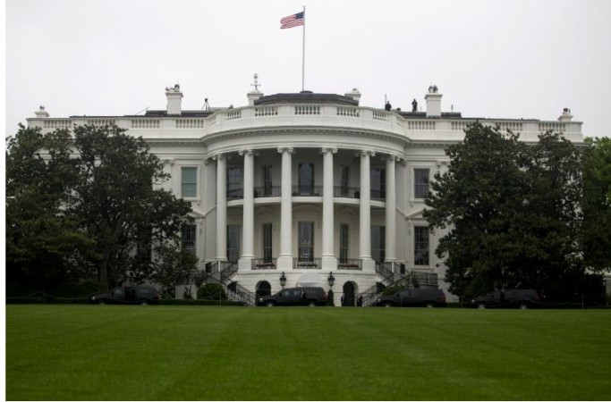 व्हाइट हाउस ने लोगो को मास्क पहनने के लिए आग्रह किया