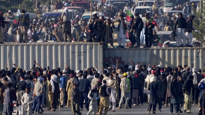 Shoot-at-Sight Orders Issued as Violent Protests in Pakistan Result in Six Deaths