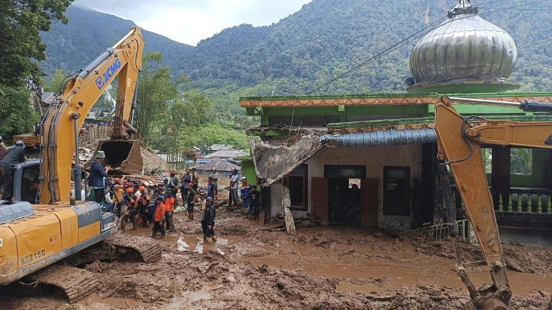 Landslides in Indonesia's Sumatra Province Claim 27 Lives, Search Efforts Continue