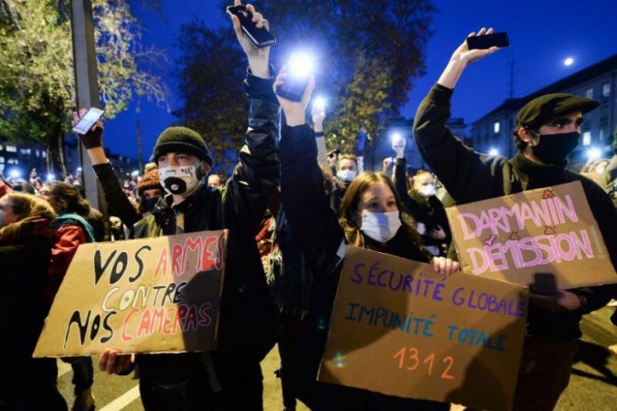 Demonstrators clash with French policemen over new security law