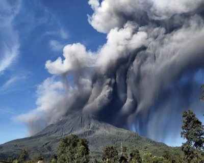ज्वालामुखी विस्फोट के बाद पूर्वी इंडोनेशिया के कई घरों को करवाया गया खाली