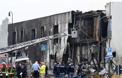 Eight killed in a minor plane crashes into Milan office building