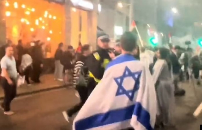 How Brave Jewish Man Confronts Pro-Palestinian Demonstrators in London