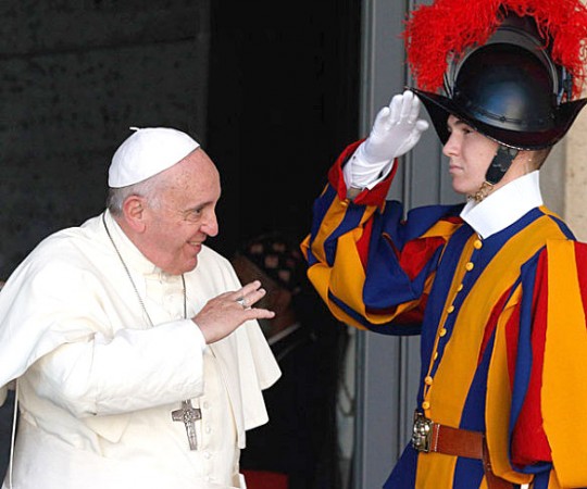 पोप फ्रांसिस के स्वीडिश गार्ड को हुआ कोरोना