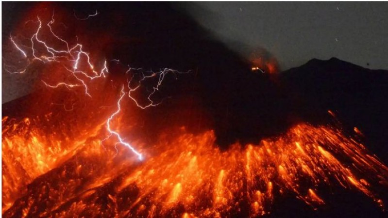 दक्षिणी जापान में ज्वालामुखी के फटने से फैला भारी मात्रा में धुंआ