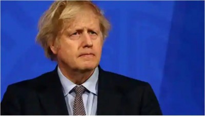 UK: Boris Johnson warns of 'Omicron tidal wave', sets new booster target