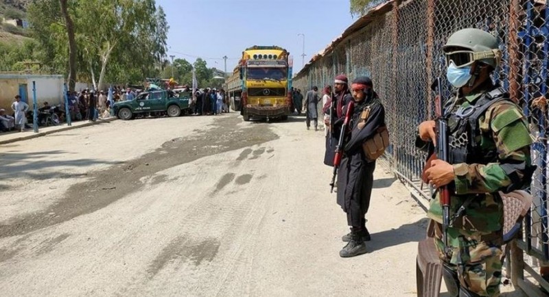 पैदल चलने वालों के लिए पाकिस्तान-अफगान तोरखम सीमा फिर खोला गया