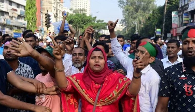 बांग्लादेश में सड़कों पर उतरे 1 लाख से अधिक लोग, मांग रहे पीएम शेख हसीना का इस्तीफा