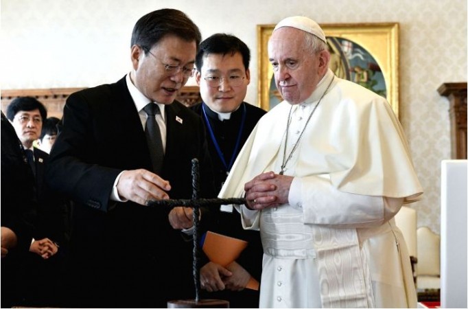 मून जे-इन ने पोप फ्रांसिस से उत्तर कोरिया का दौरा करने को कहा