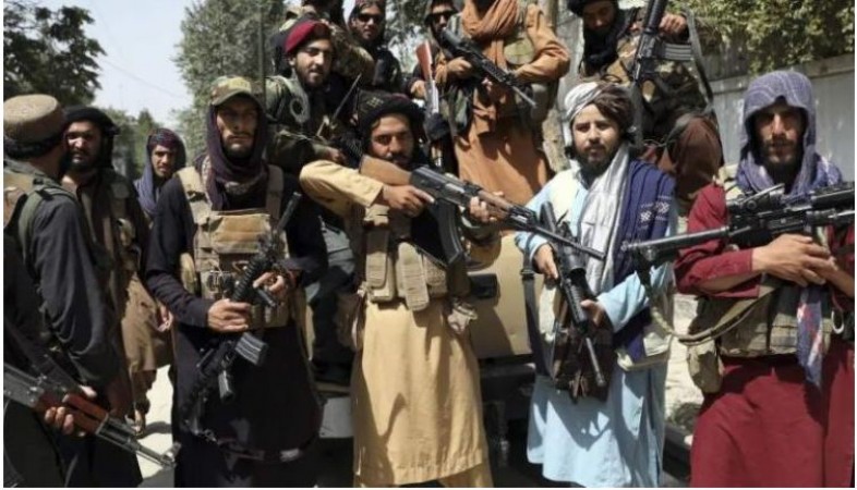 तालिबान ने हथियारों और सैन्य वाहन की तलाश में काबुल में पूर्व पुलिस अधिकारी के पिता पर किया हमला