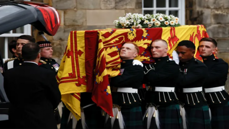 corpse of Queen Elizabeth reaches in Edinburgh