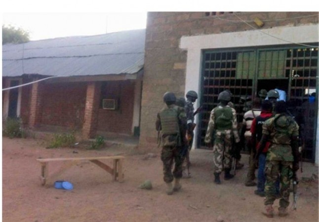 Nigeria prison: 240 inmates escape in gunmen attack in Nigeria