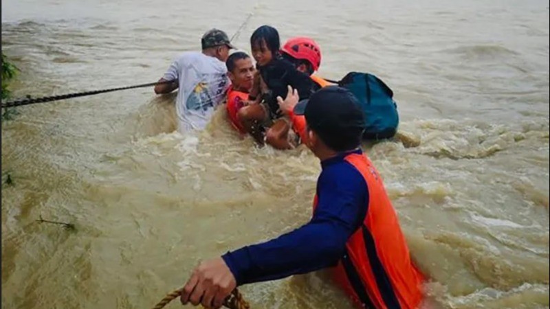 Typhoon Bebinca Devastates Shanghai: Storm Surge and High Winds Batter the City