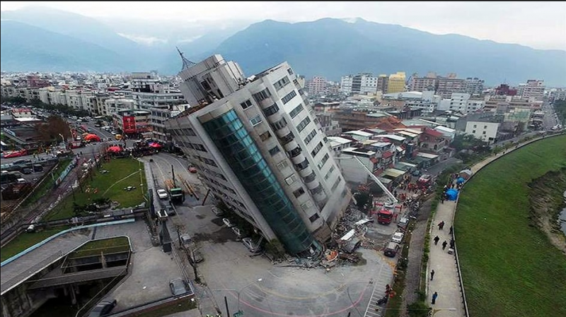 Strong earthquake in Taiwan traps people and causes a train to derail