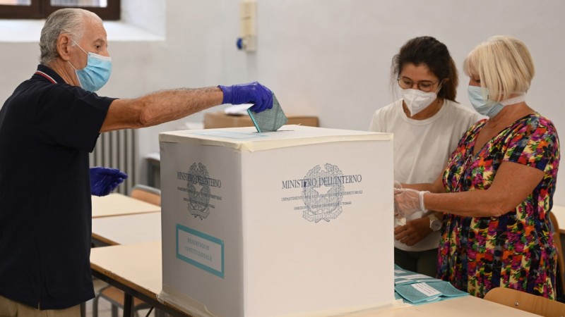 Citizens of Italy vote to reduce the parliament functioning