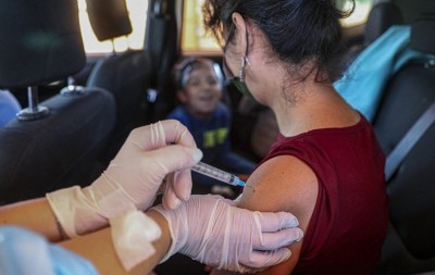 क्या भारत के लोगों को भी लगेगा कोरोना वैक्सीन का 'बूस्टर डोज़' ?