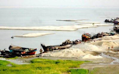 पद्मा नदी में डूबी यात्रियों से भरी नाव, 4 की मौत