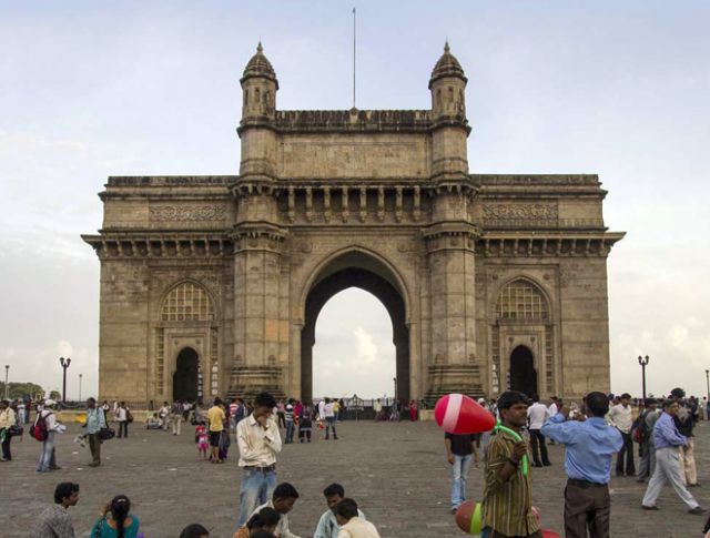 मुंबई में सुरक्षा का अलर्ट जारी, पांच लोग नहीं रह सकेंगे एक साथ खड़े