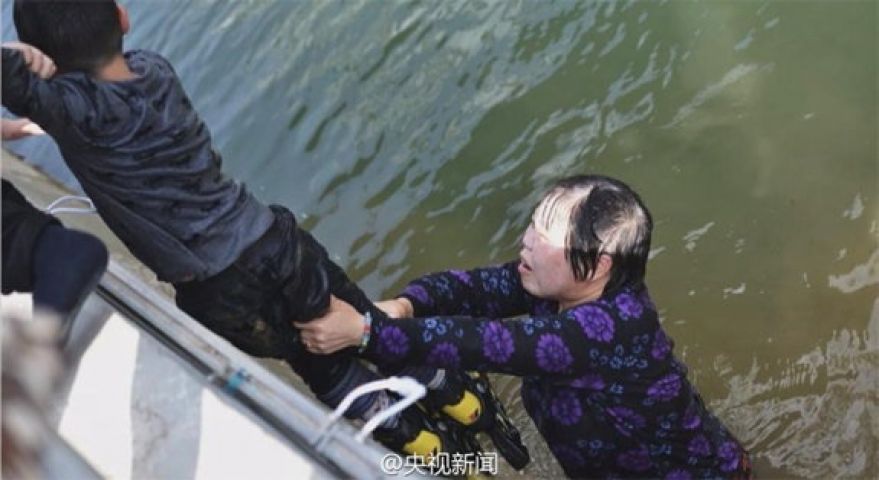 ५० साल की महिला ने झील में कूदकर बचाया आठ साल के बच्चे को