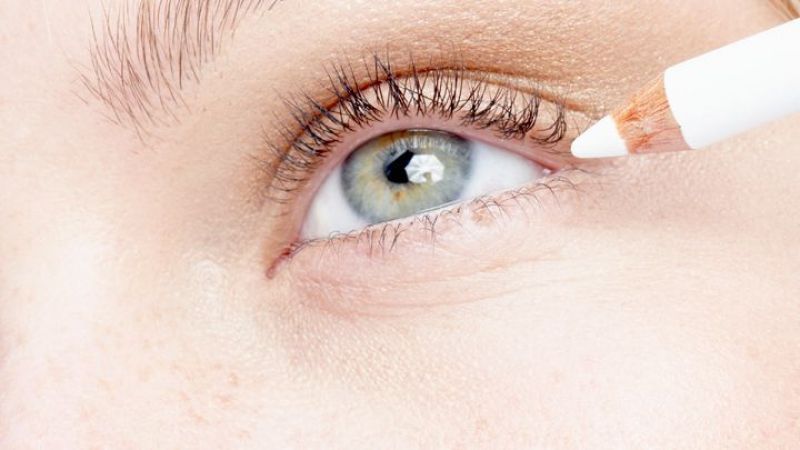 8 Hacks on how to pull off white eyeliner this summer