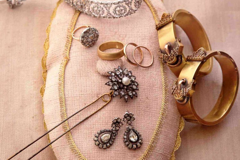 If the jewelery you wear daily has become dirty, then clean it in this way