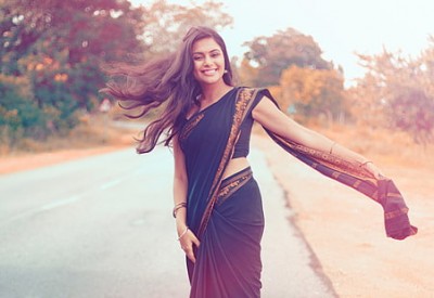 If You Don't Have a Blouse Ready, Here Are 5 Things You Can Wear with a Sari!