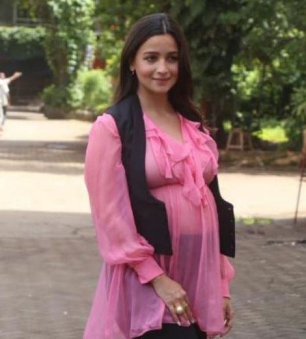 Alia Bhatt flaunts her Baby Bump in a Dress worth over 3 Lakh