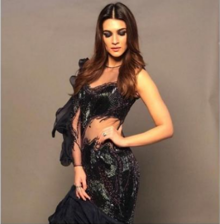 Beauty in black: Kriti Sanon in this gown is pure perfection