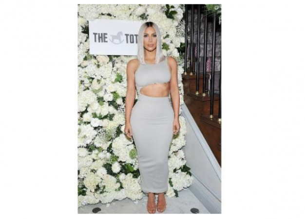 Kim Kardashian looking amazing in her skintight cut-out dress