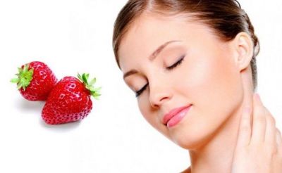 Get glowing and fair skin with this strawberries face pack