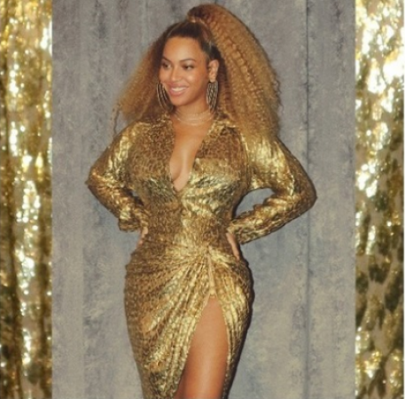 Beyonce looks mesmerizing in her gold metallic look