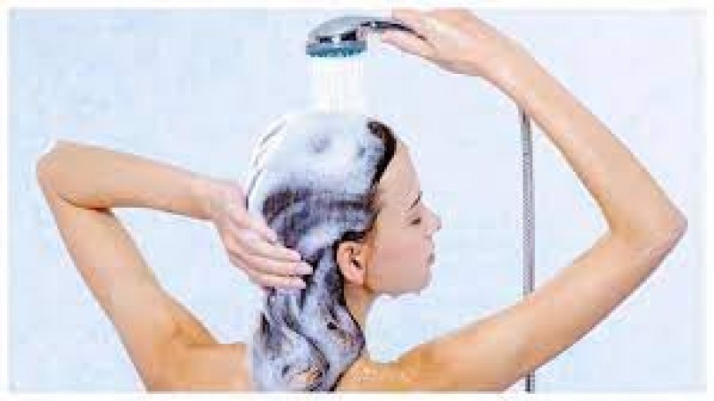 क्या रात में बाल धोने से सच में नुकसान होता है? जानिए क्या कहते हैं विशेषज्ञ