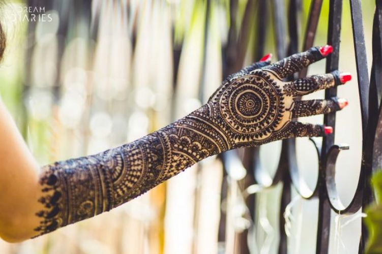 Flaunts your bridal look more with best Mehendi designs !!!