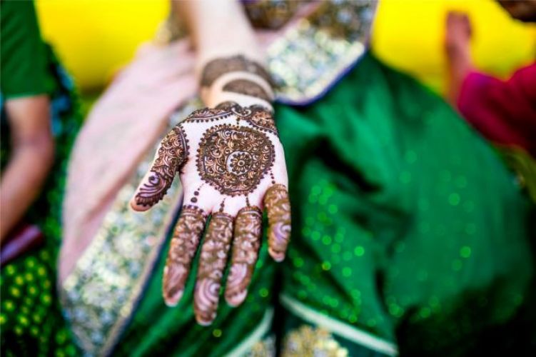 Flaunts your bridal look more with best Mehendi designs !!!