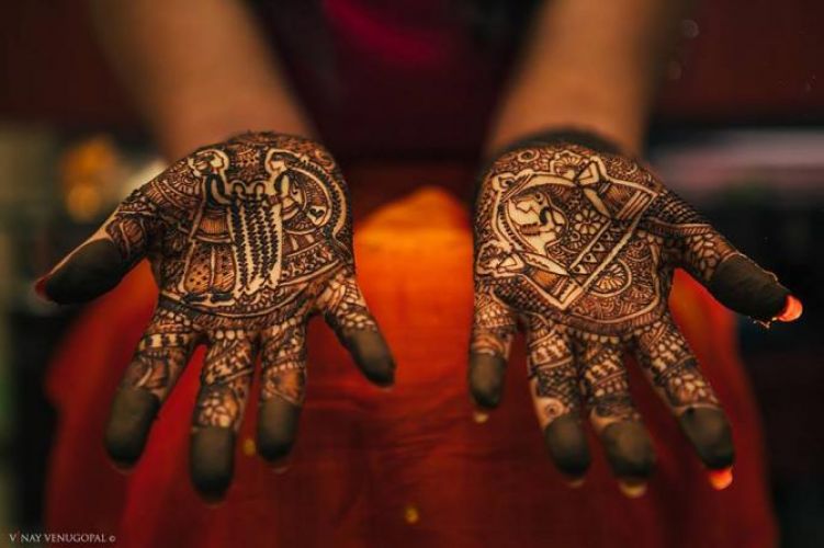 Flaunts your bridal look more with best Mehendi designs !!!