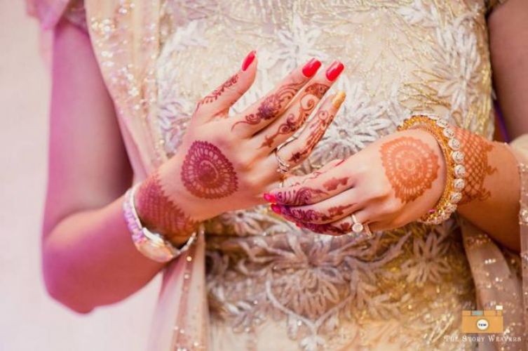 Flaunts your bridal look more with best Mehendi designs !!!