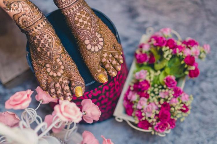 Flaunts your bridal look more with best Mehendi designs !!!